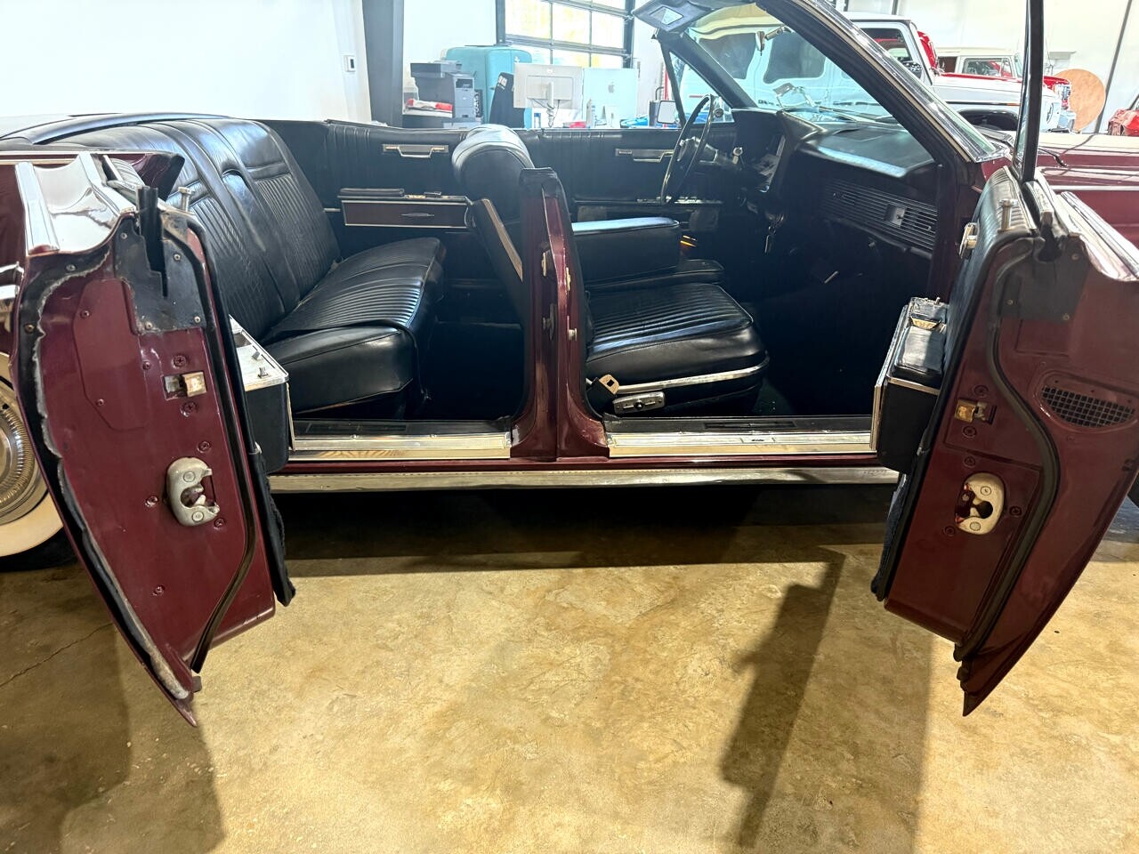 Lincoln-Continental-1967-Classic-Car-13