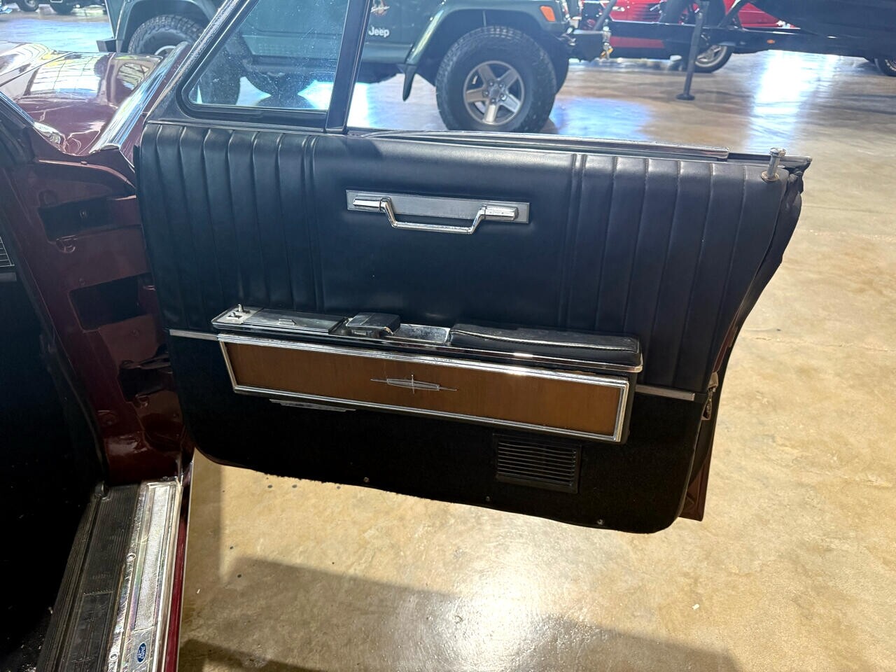 Lincoln-Continental-1967-Classic-Car-16