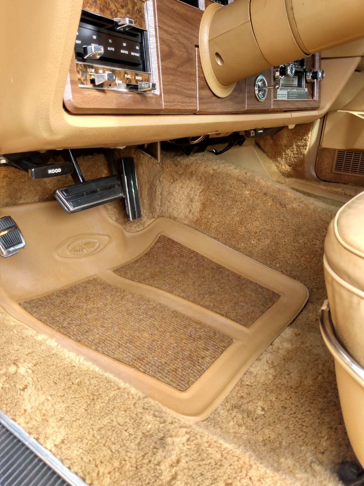 Lincoln-Continental-1975-Coupe-14