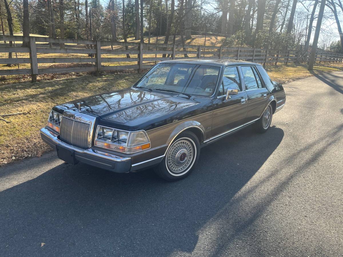 Lincoln-Continental-1985-5