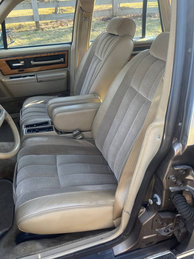 Lincoln-Continental-1985-9
