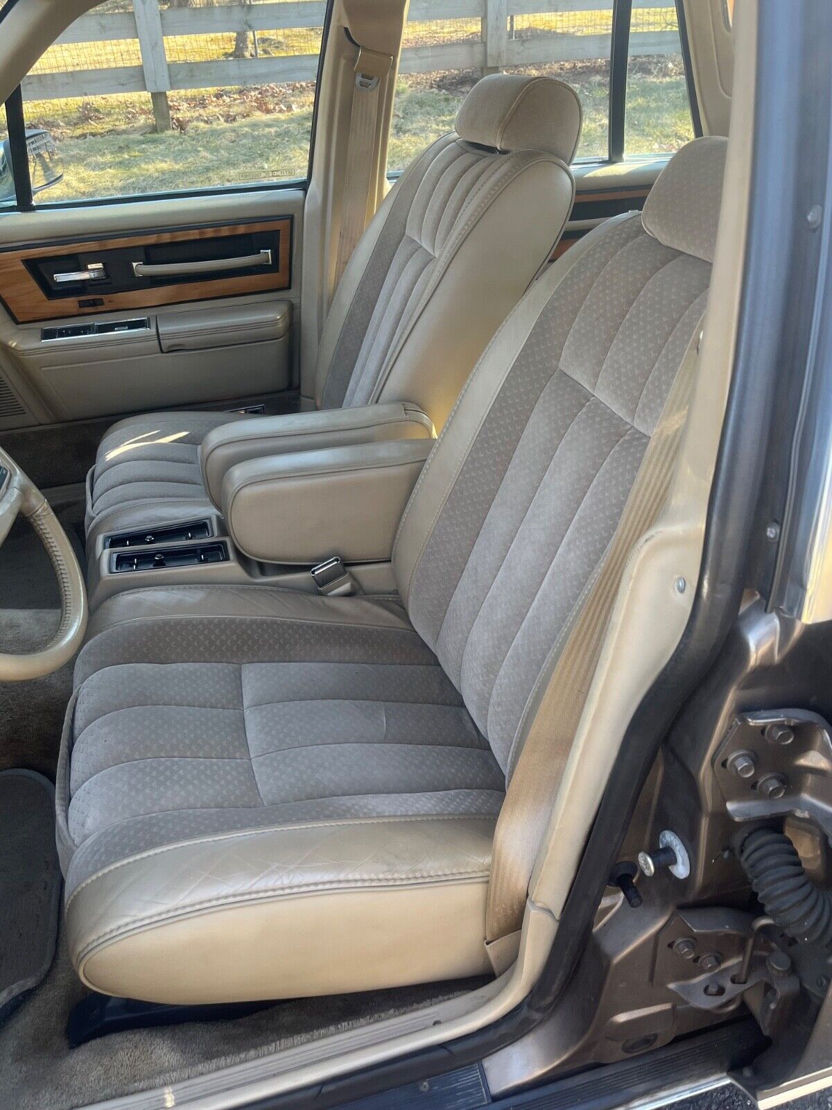 Lincoln-Continental-1985-Sedan-13