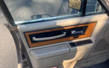 Lincoln-Continental-1985-Sedan-14