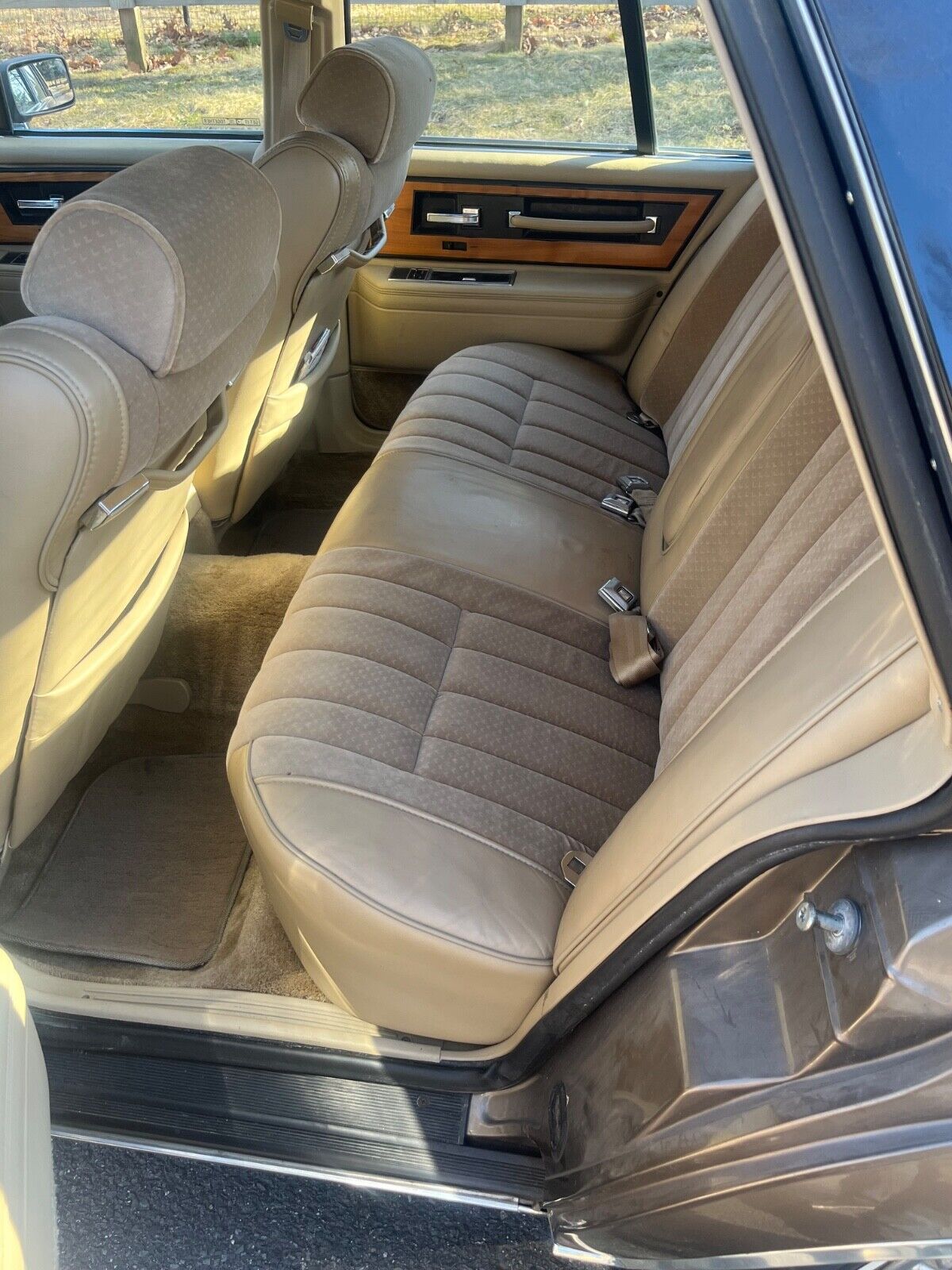 Lincoln-Continental-1985-Sedan-17