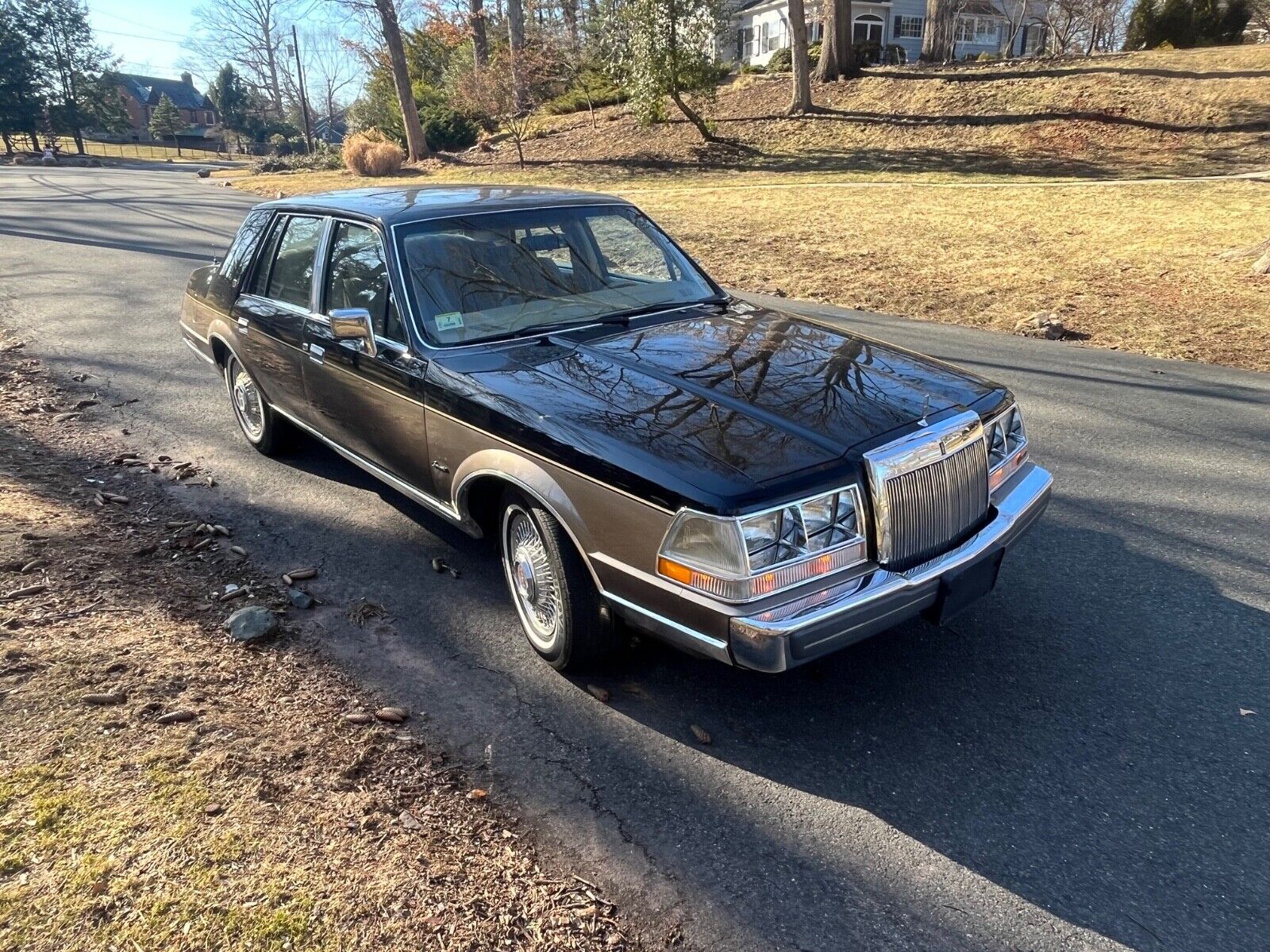Lincoln-Continental-1985-Sedan-2