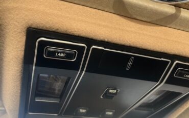 Lincoln-Continental-1985-Sedan-23