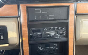Lincoln-Continental-1985-Sedan-25