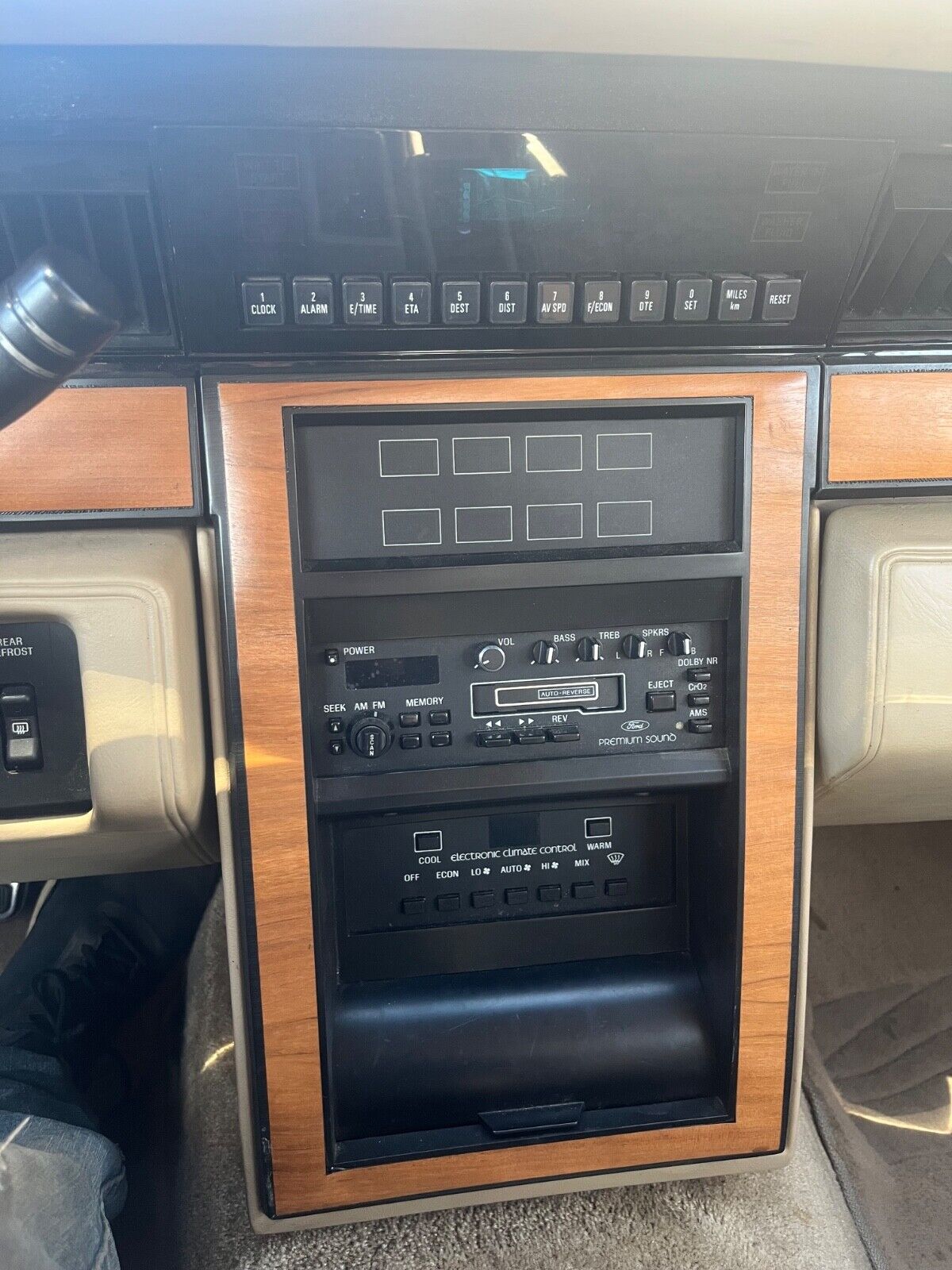 Lincoln-Continental-1985-Sedan-25