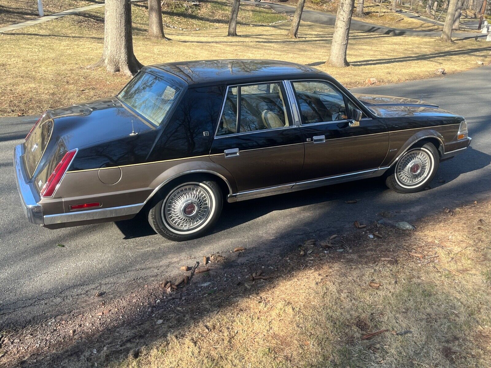 Lincoln-Continental-1985-Sedan-3