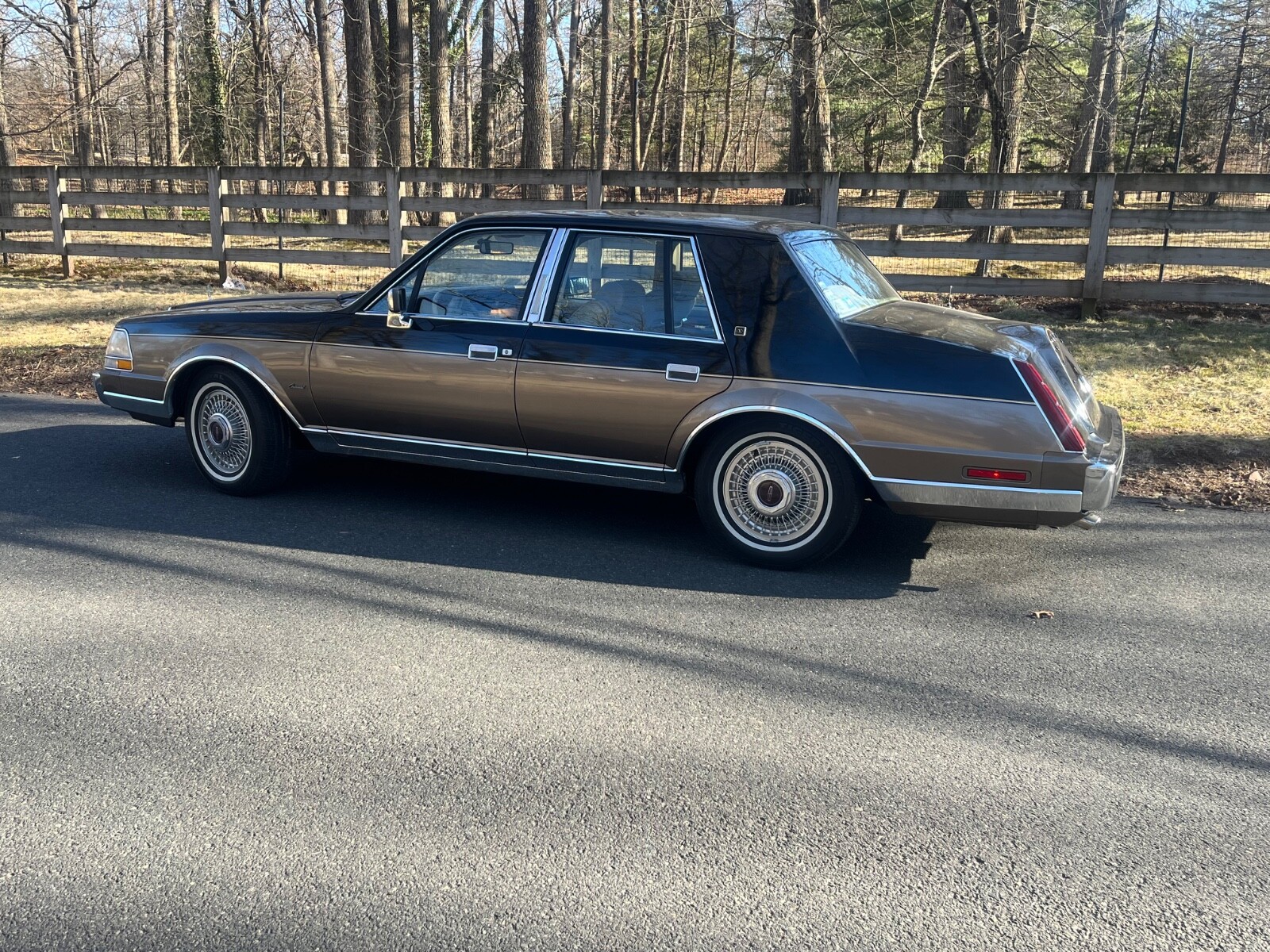 Lincoln-Continental-1985-Sedan-6