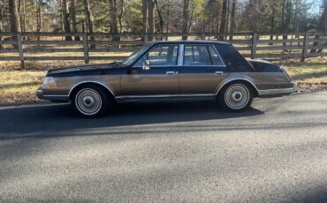 Lincoln-Continental-1985-Sedan-7