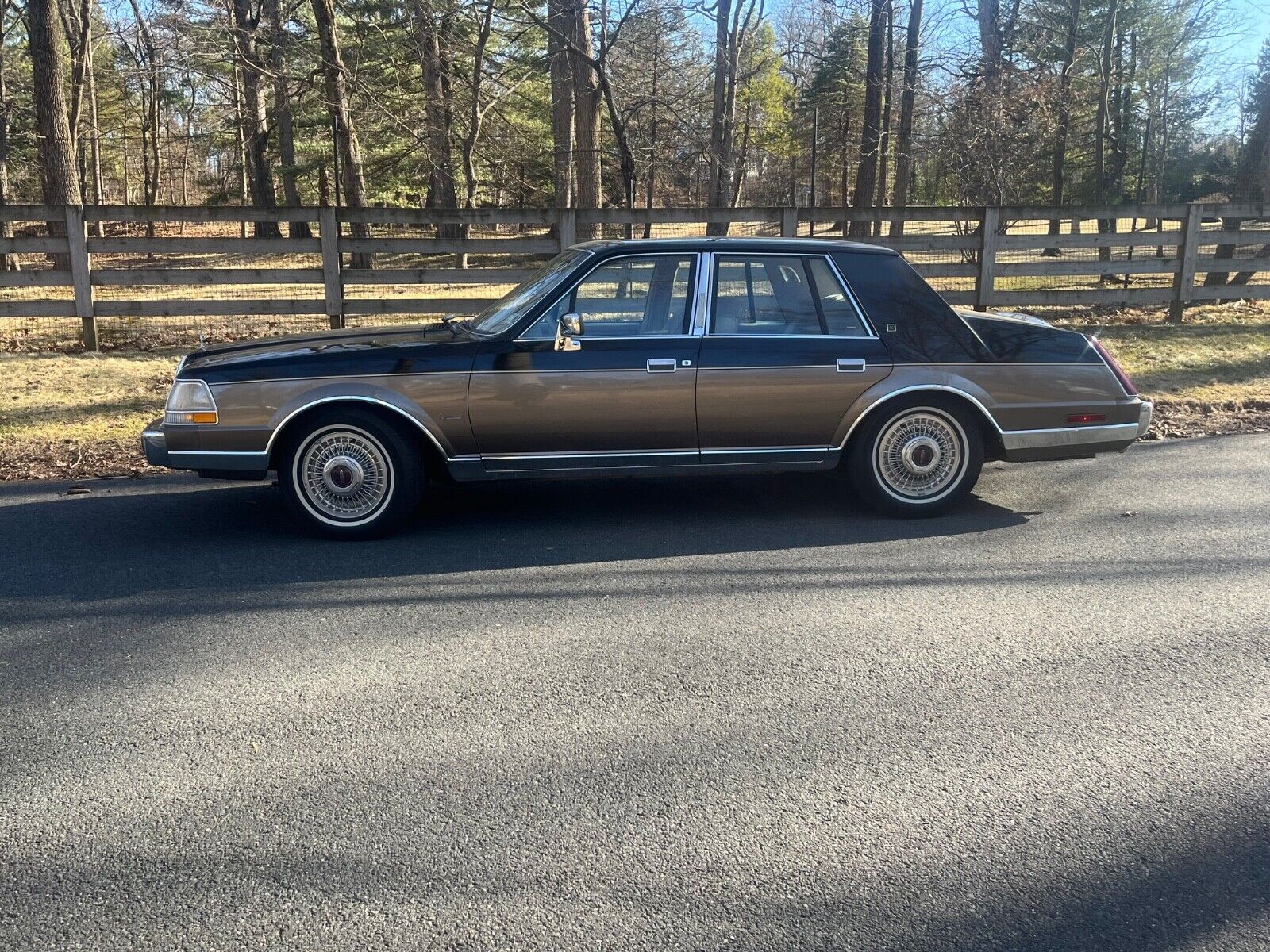 Lincoln-Continental-1985-Sedan-7
