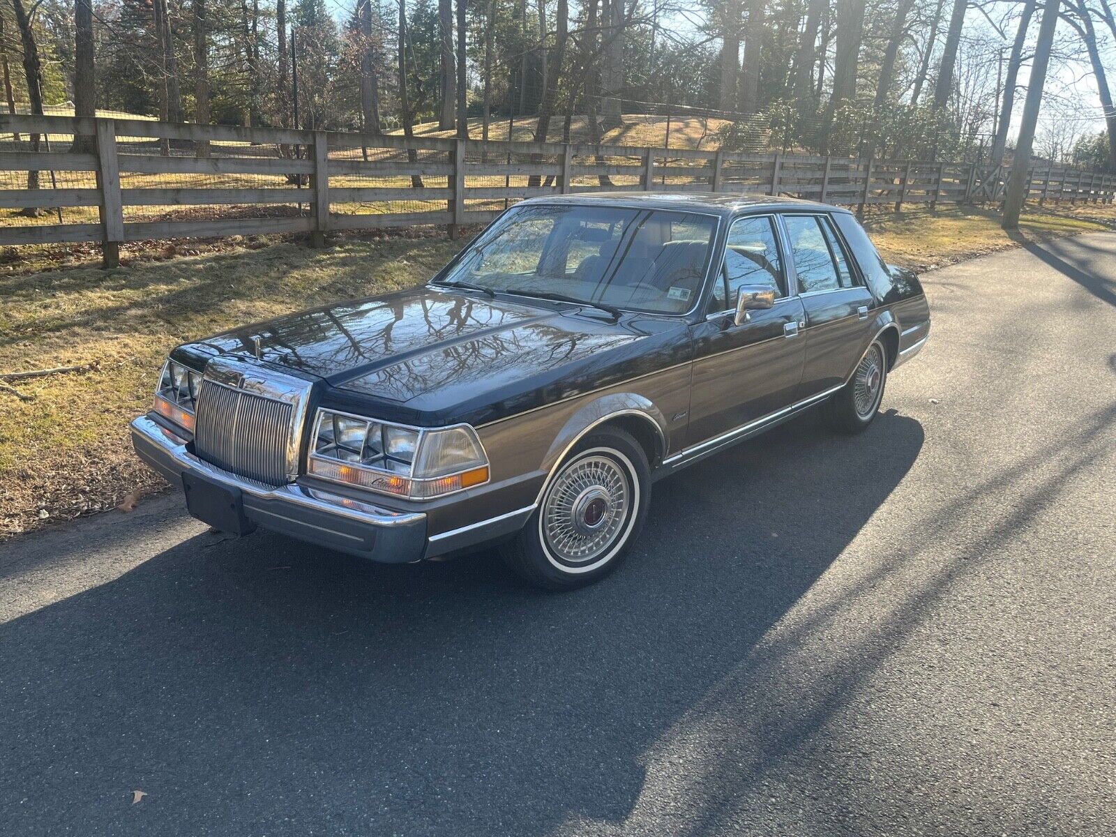 Lincoln-Continental-1985-Sedan-9