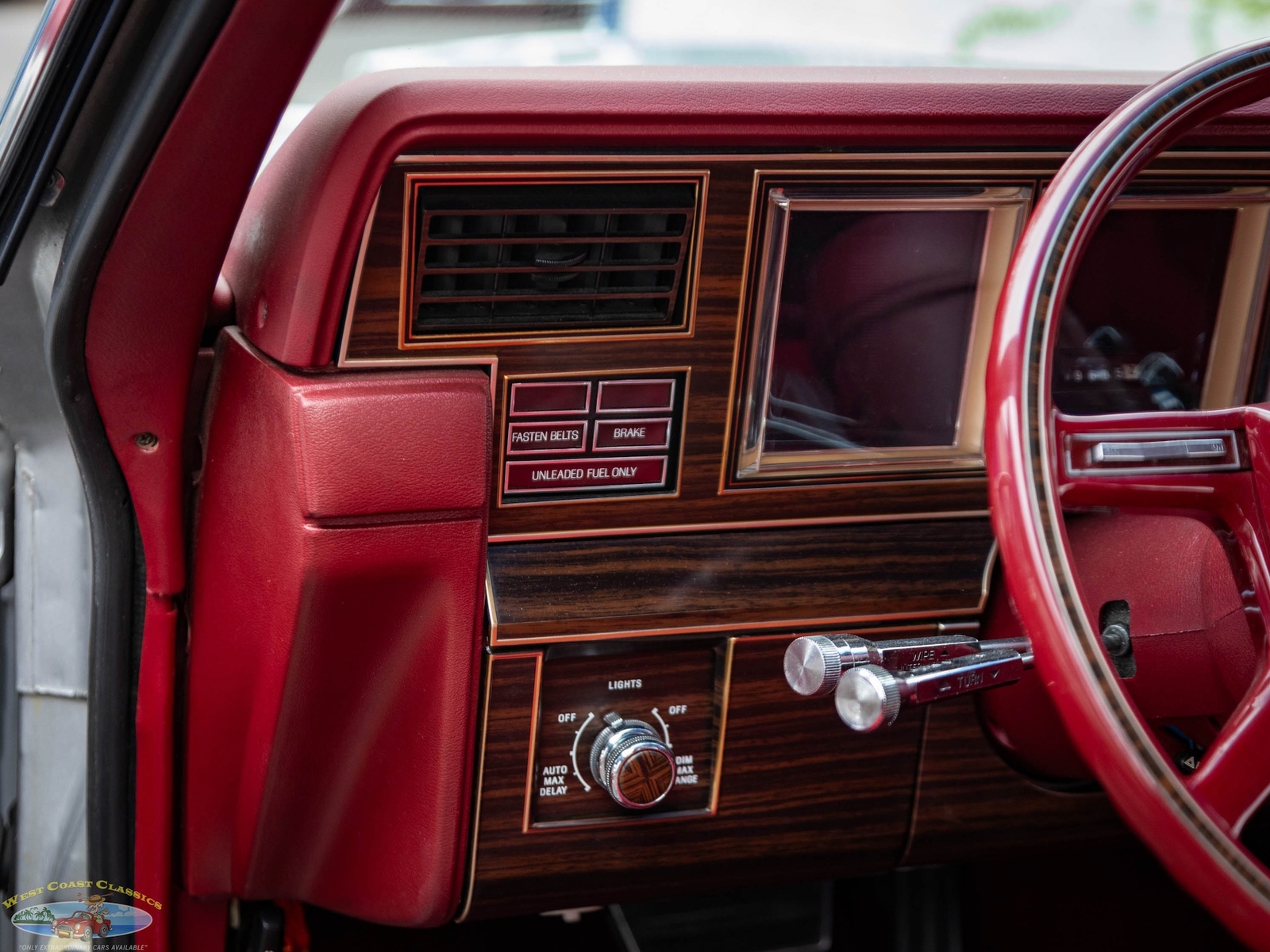Lincoln-Continental-Mark-VI-1980-2-Door-Coupe-35