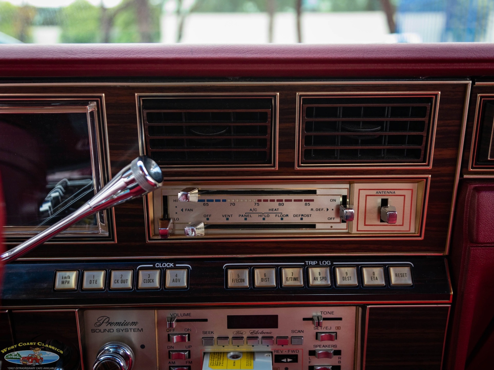 Lincoln-Continental-Mark-VI-1980-2-Door-Coupe-37