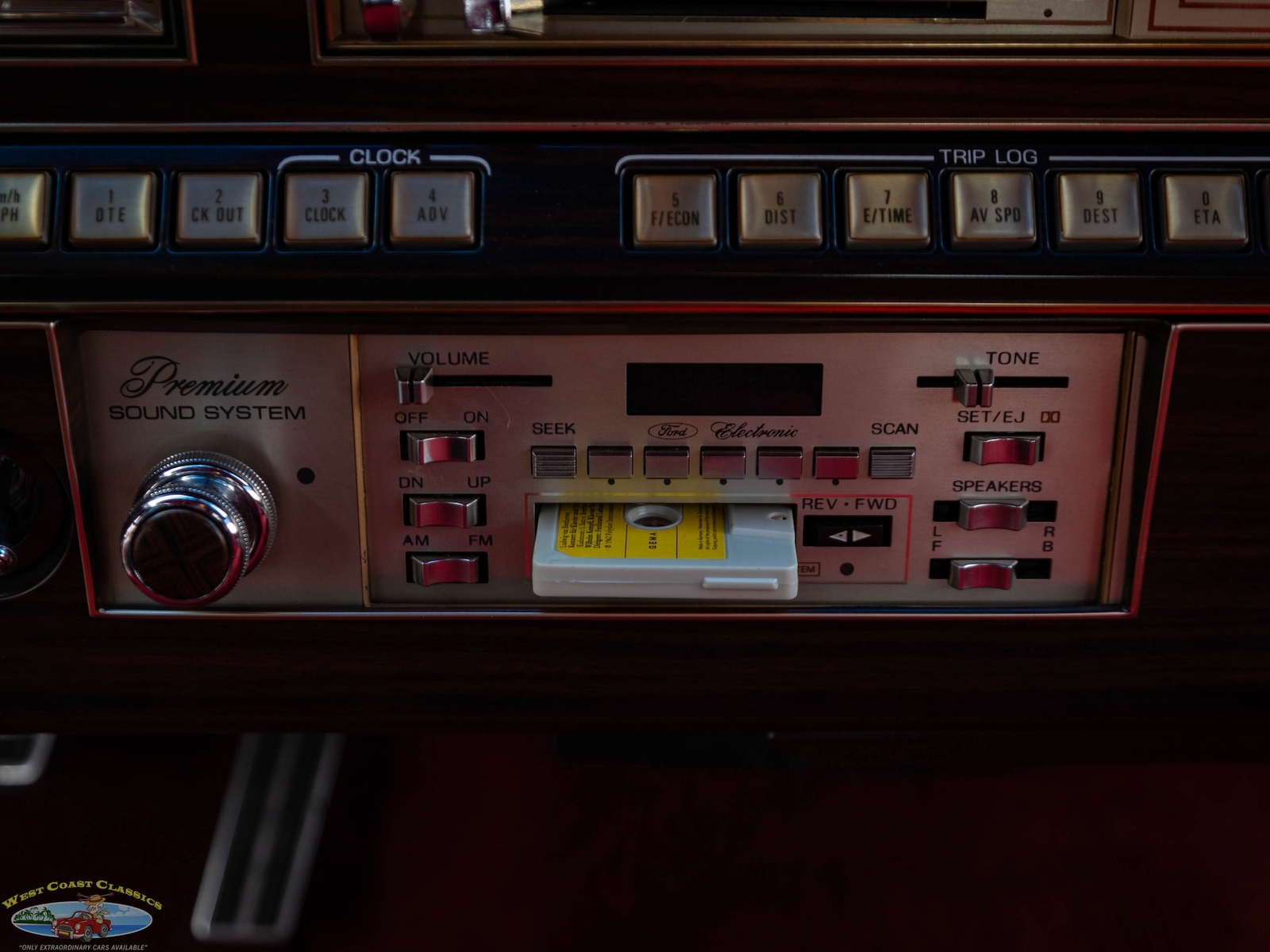 Lincoln-Continental-Mark-VI-1980-2-Door-Coupe-38