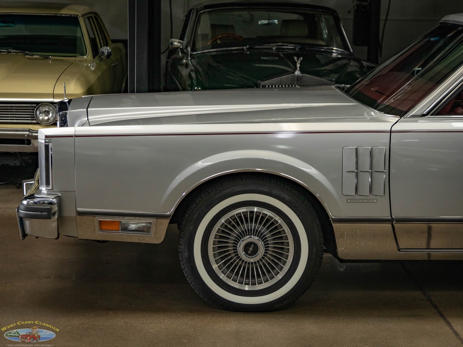 Lincoln-Continental-Mark-VI-1980-2-Door-Coupe-4