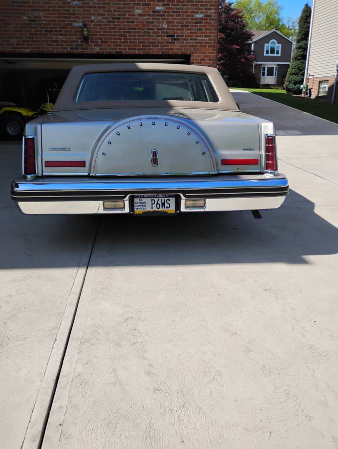Lincoln-Continental-mark-vi-1981-brown-1