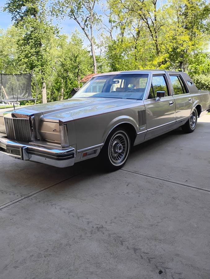 Lincoln-Continental-mark-vi-1981-brown-3