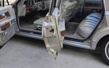 Lincoln-Continental-mark-vi-1981-brown-5
