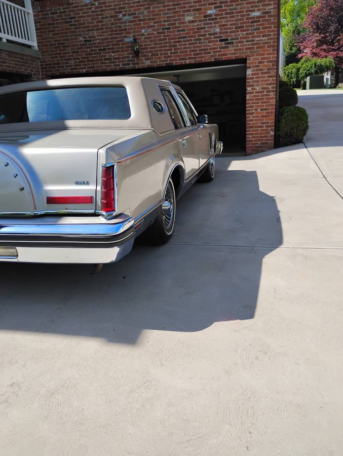Lincoln-Continental-mark-vi-1981-brown-8