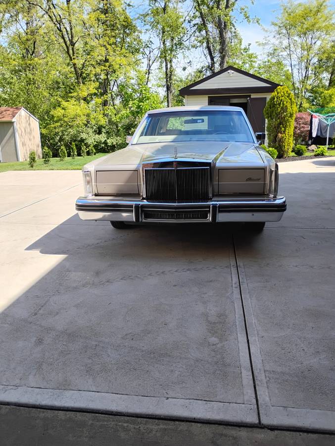 Lincoln-Continental-mark-vi-1981-brown