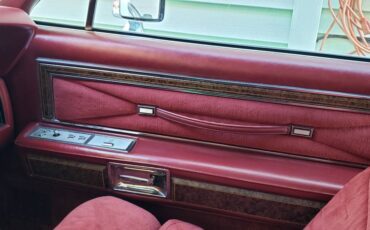 Lincoln-Continental-town-car-1976-white-7