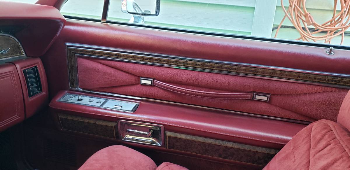 Lincoln-Continental-town-car-1976-white-7