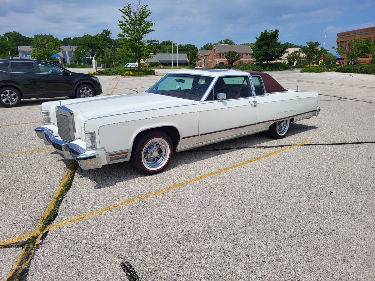 Lincoln-Continental-town-car-1976-white