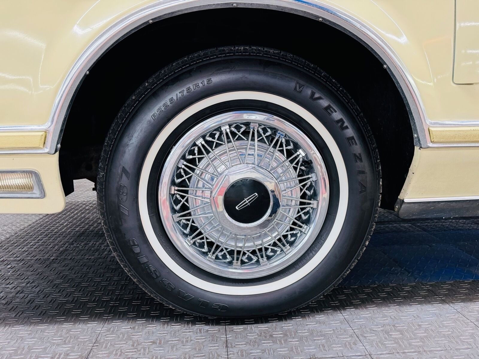 Lincoln-Mark-Series-1979-2-Door-26