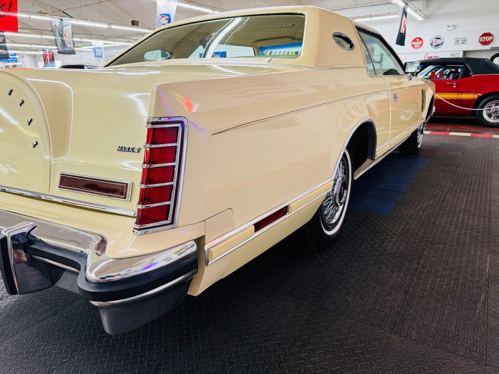 Lincoln-Mark-Series-1979-2-Door-32