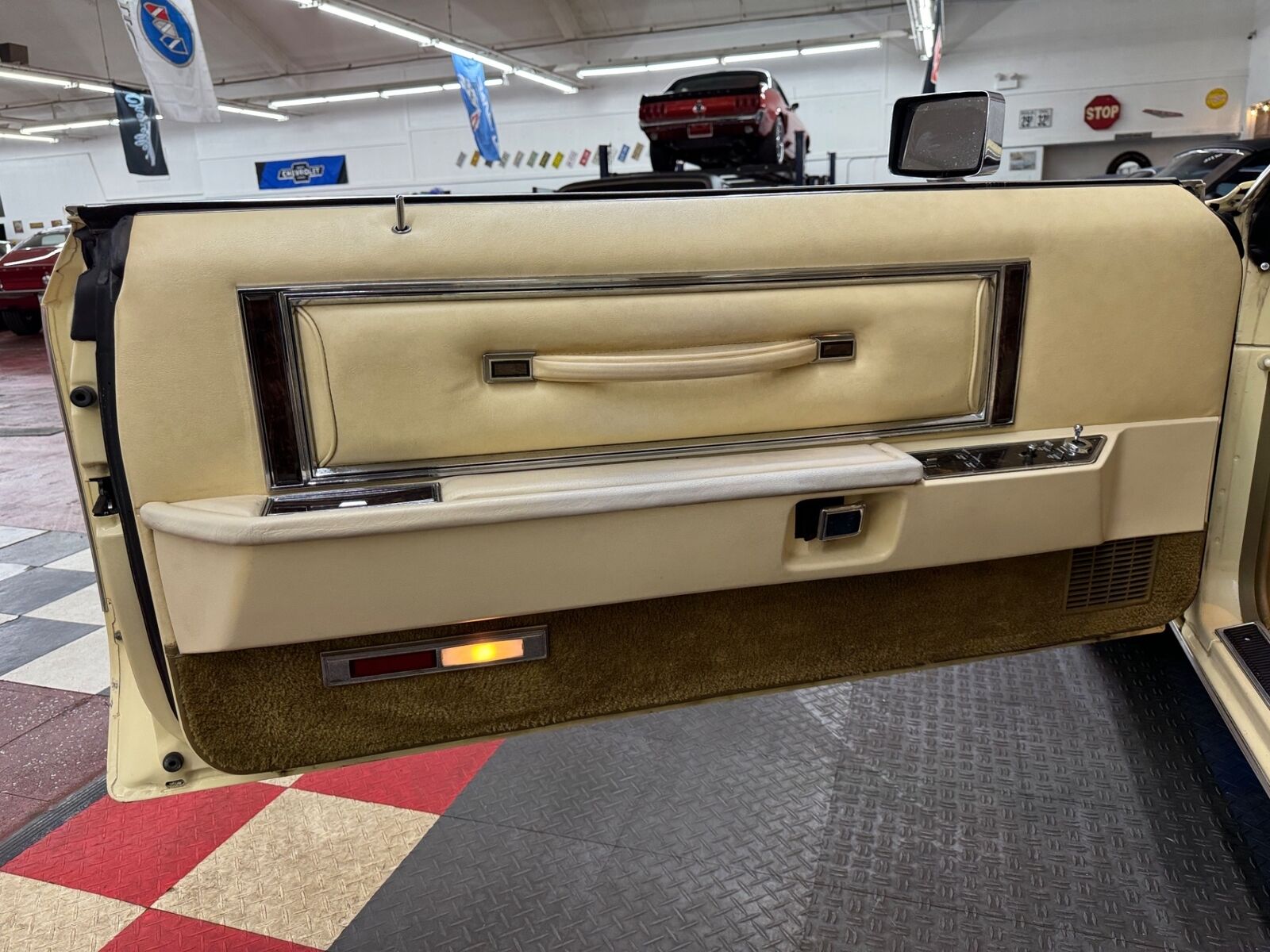 Lincoln-Mark-Series-1979-2-Door-37