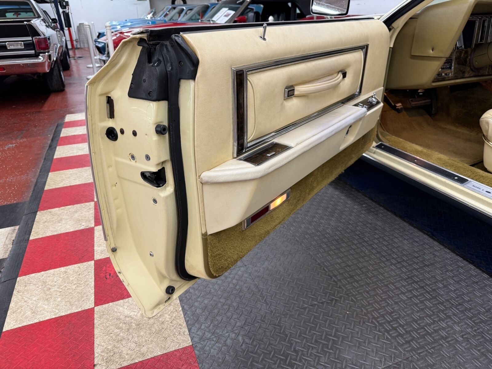 Lincoln-Mark-Series-1979-2-Door-38