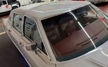 Lincoln-Town-Car-1977-4-Door-10