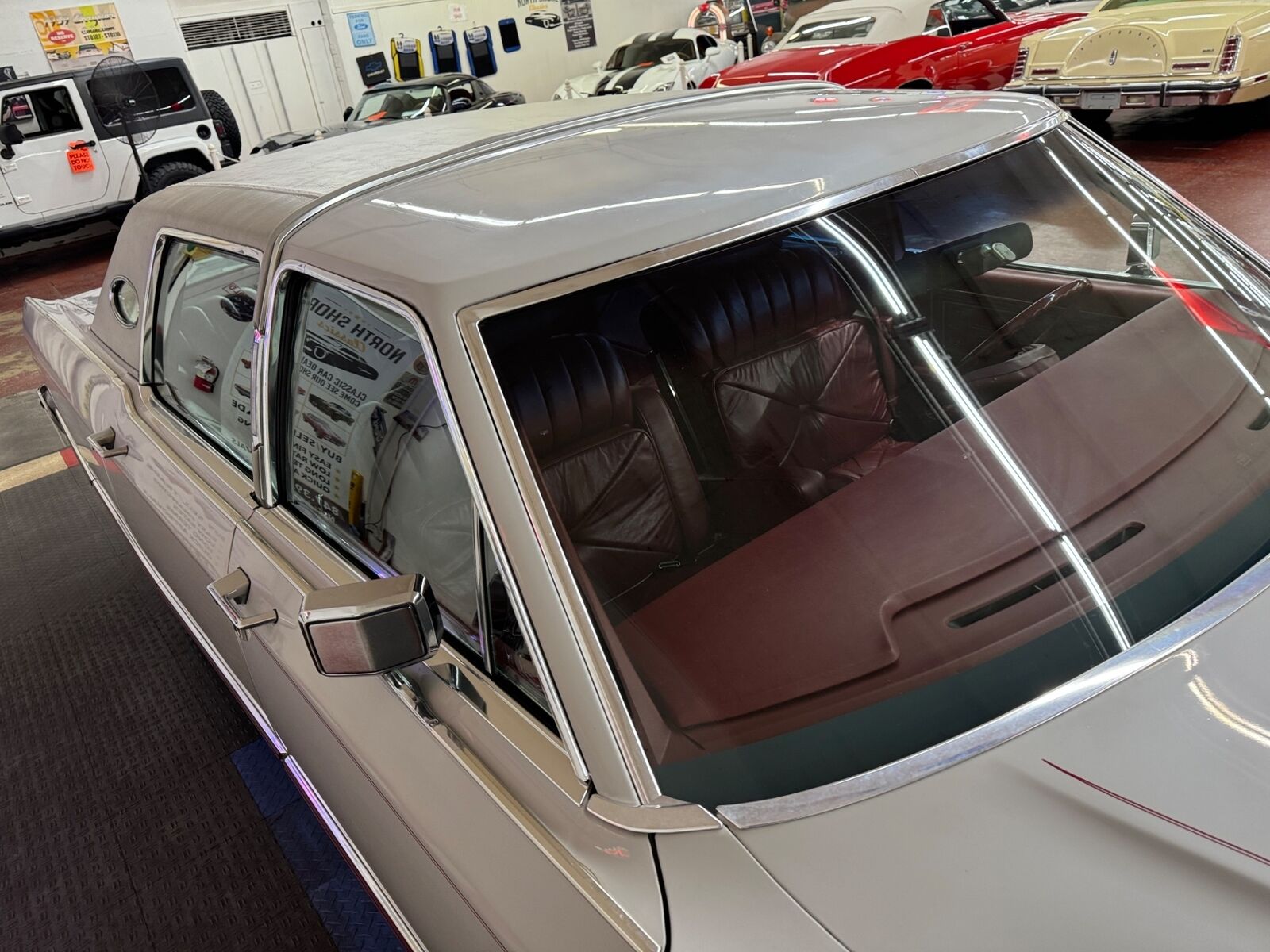 Lincoln-Town-Car-1977-4-Door-10