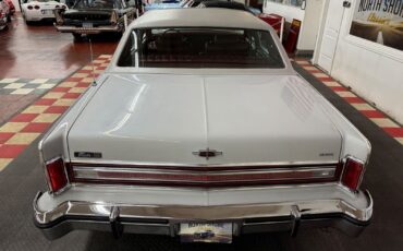 Lincoln-Town-Car-1977-4-Door-11