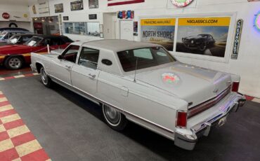 Lincoln-Town-Car-1977-4-Door-2