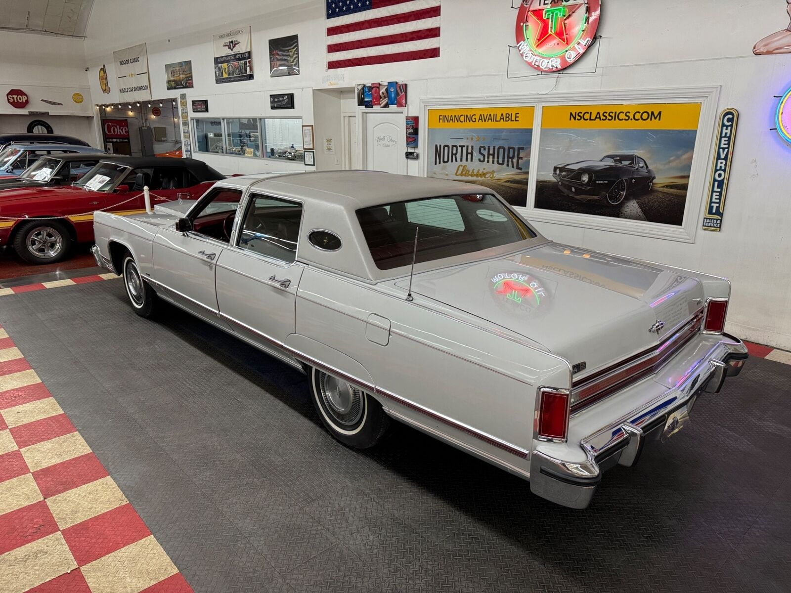 Lincoln-Town-Car-1977-4-Door-2