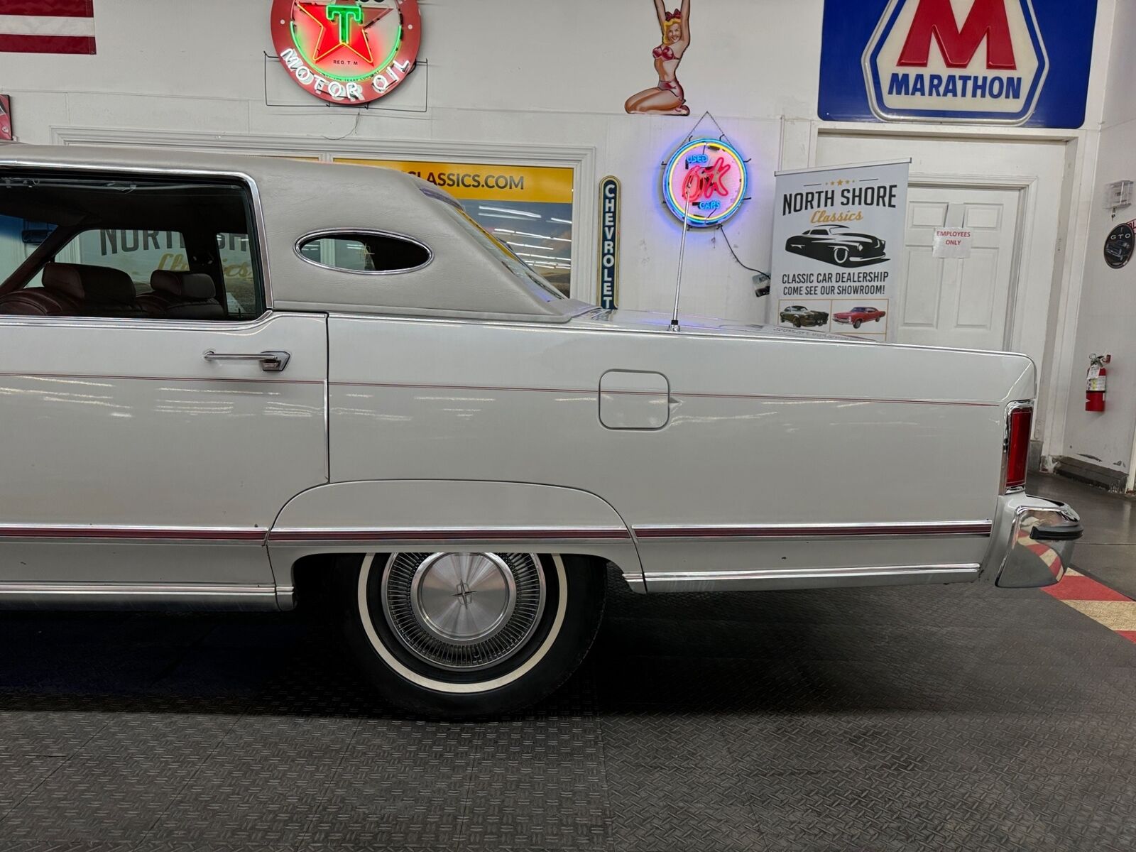 Lincoln-Town-Car-1977-4-Door-23
