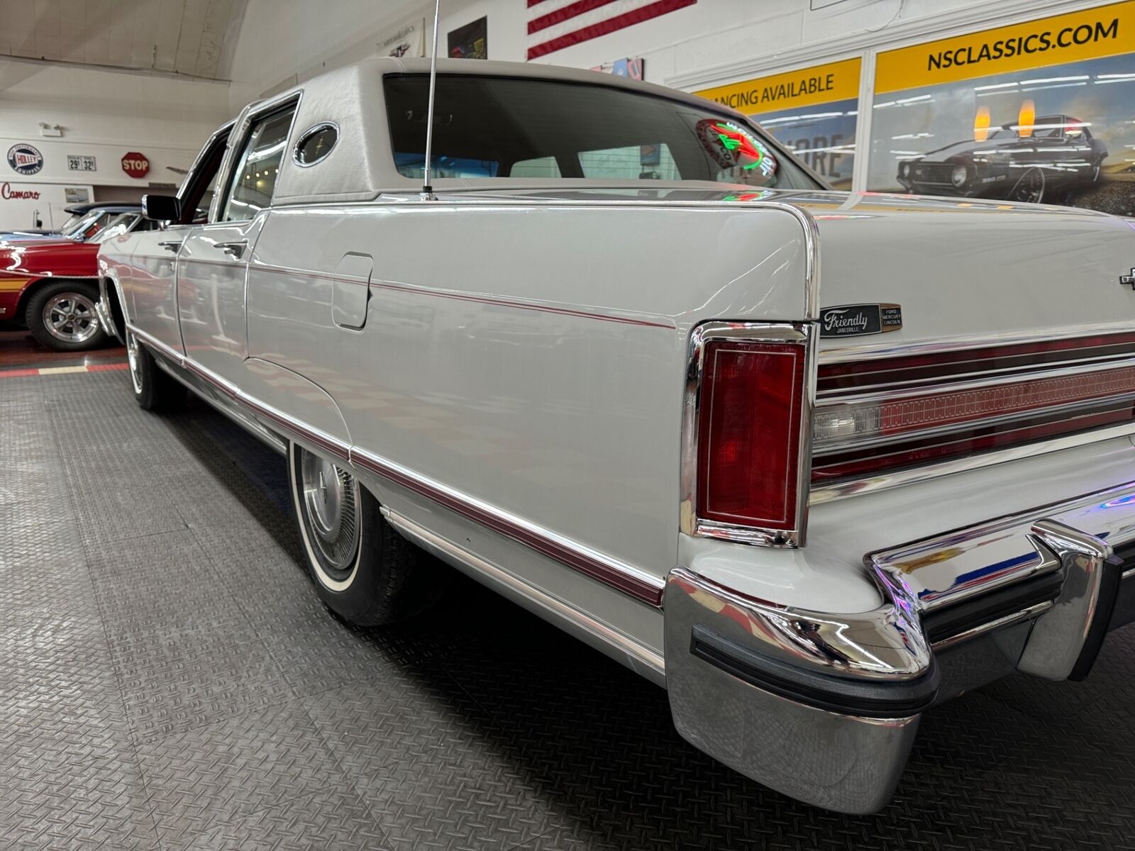 Lincoln-Town-Car-1977-4-Door-24