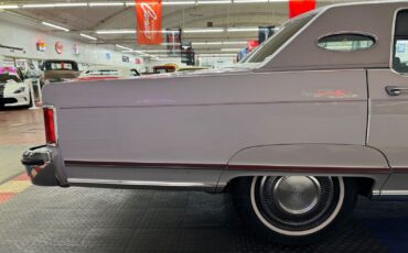 Lincoln-Town-Car-1977-4-Door-26