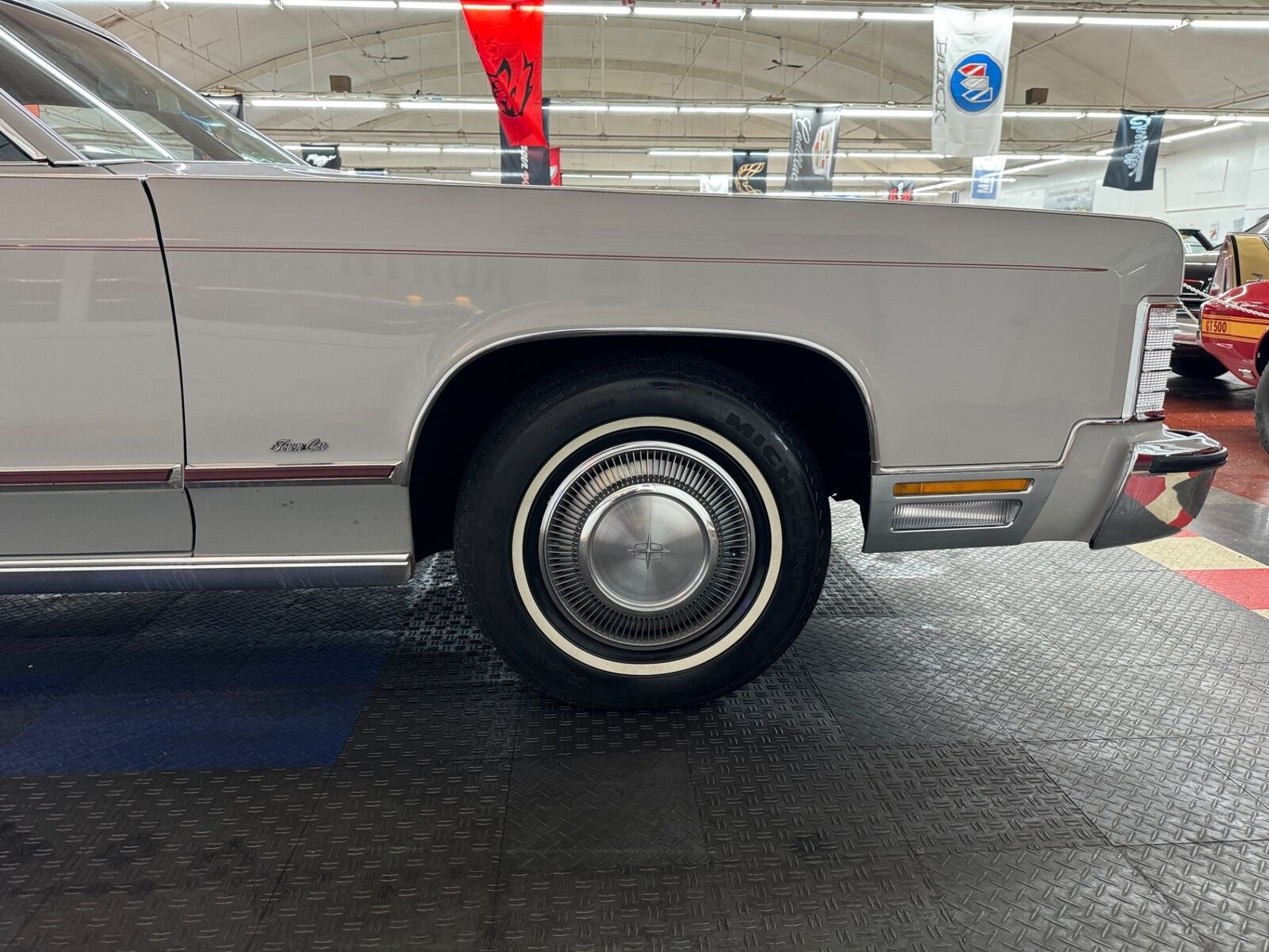 Lincoln-Town-Car-1977-4-Door-28