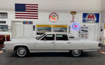 Lincoln-Town-Car-1977-4-Door-3