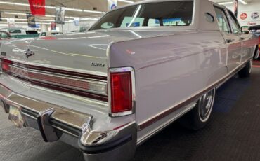 Lincoln-Town-Car-1977-4-Door-30