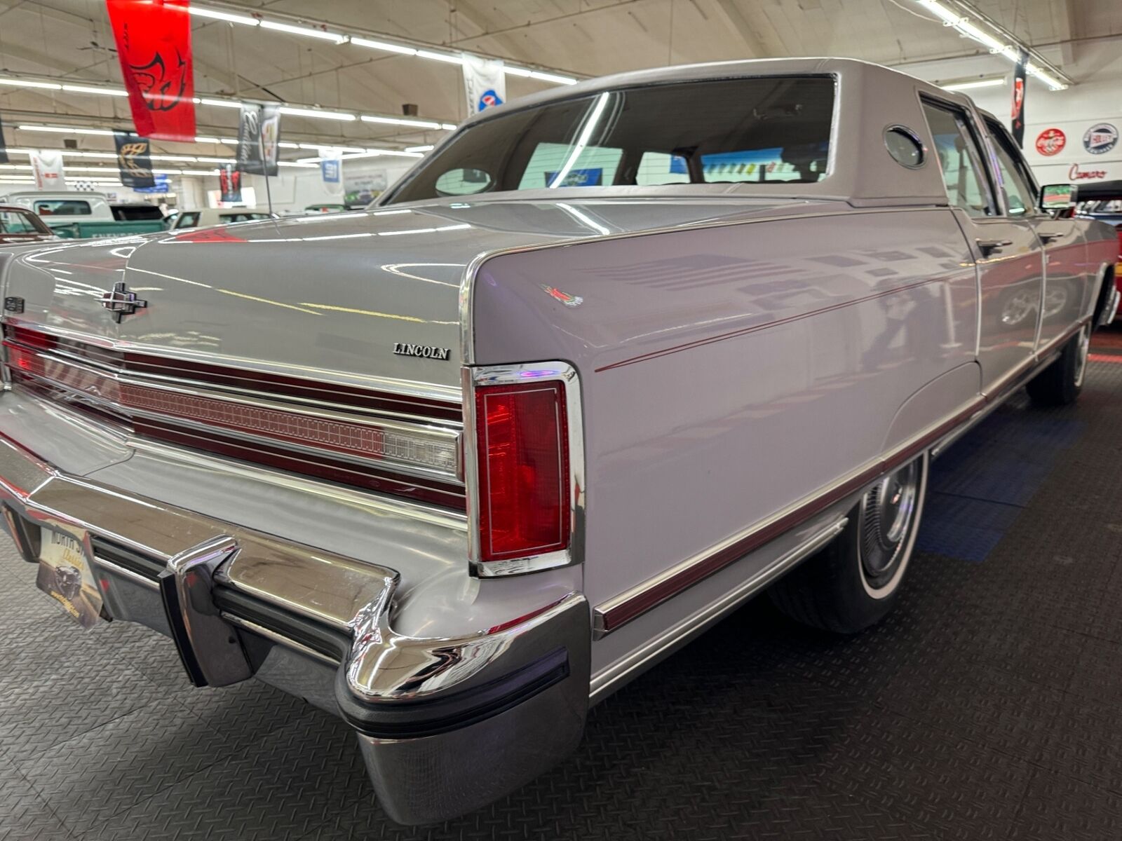 Lincoln-Town-Car-1977-4-Door-30