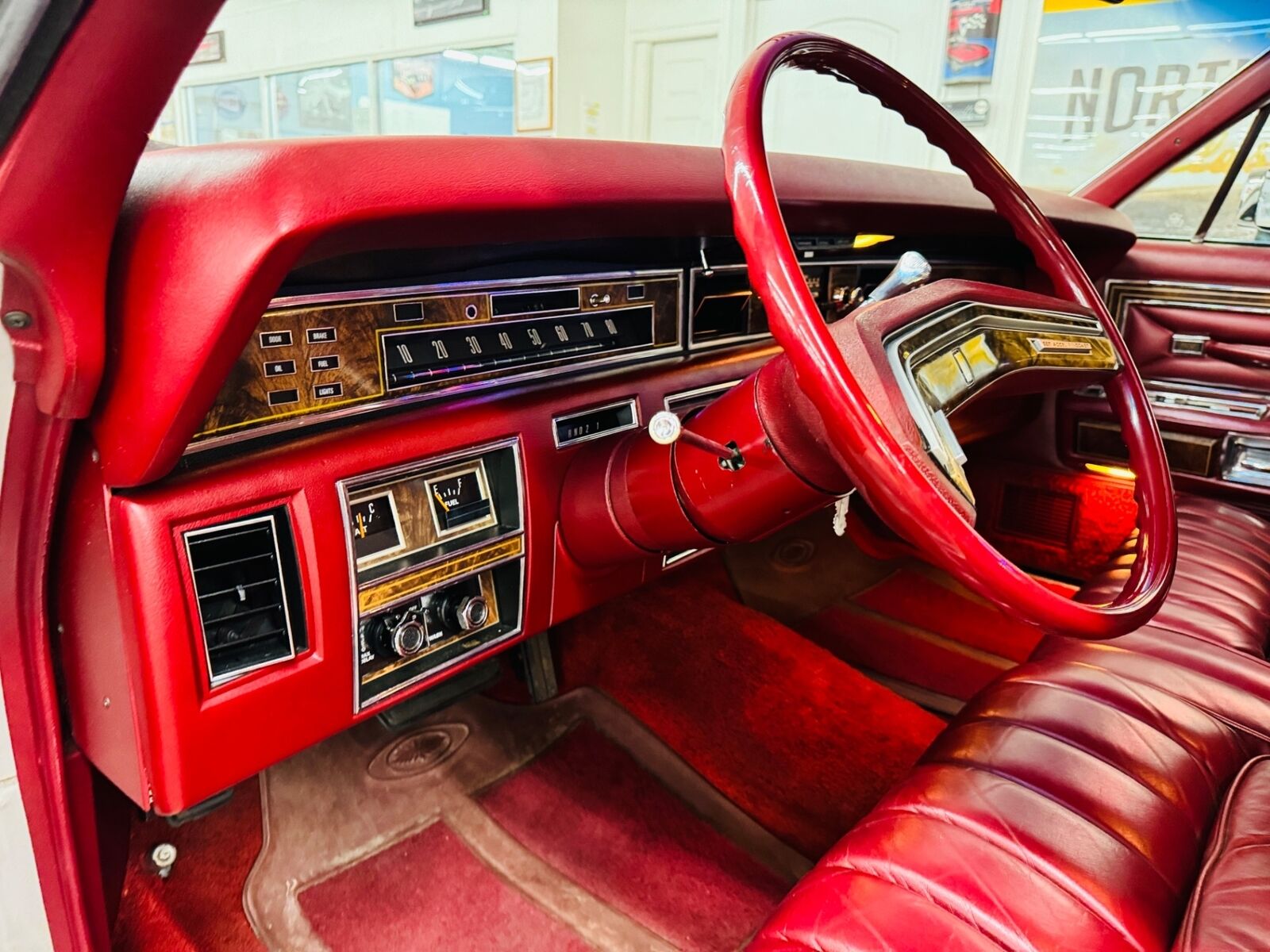 Lincoln-Town-Car-1977-4-Door-34