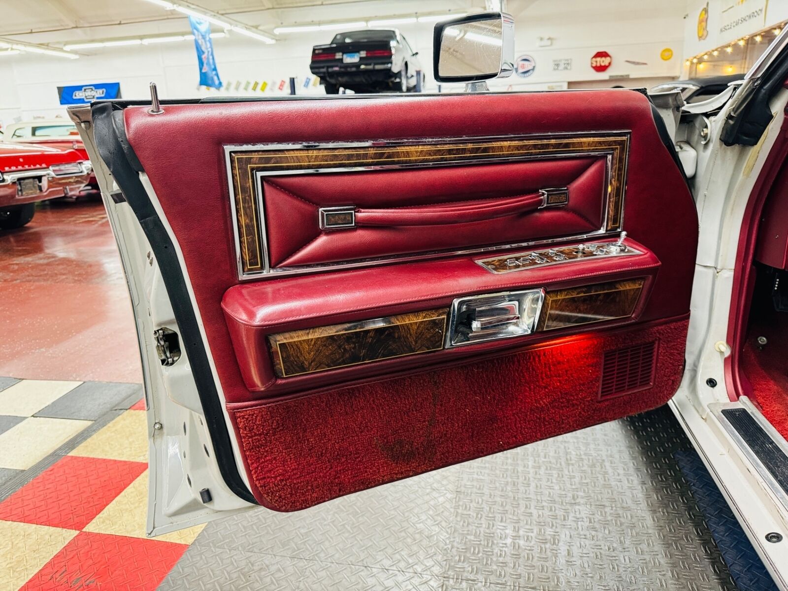 Lincoln-Town-Car-1977-4-Door-35