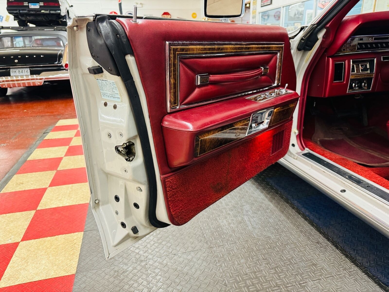 Lincoln-Town-Car-1977-4-Door-36