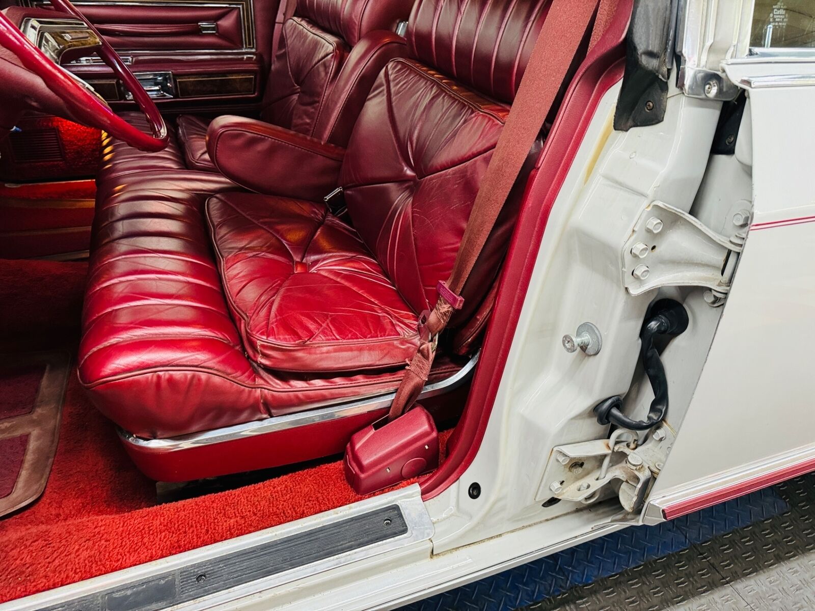 Lincoln-Town-Car-1977-4-Door-37
