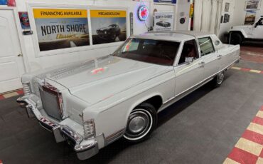 Lincoln-Town-Car-1977-4-Door